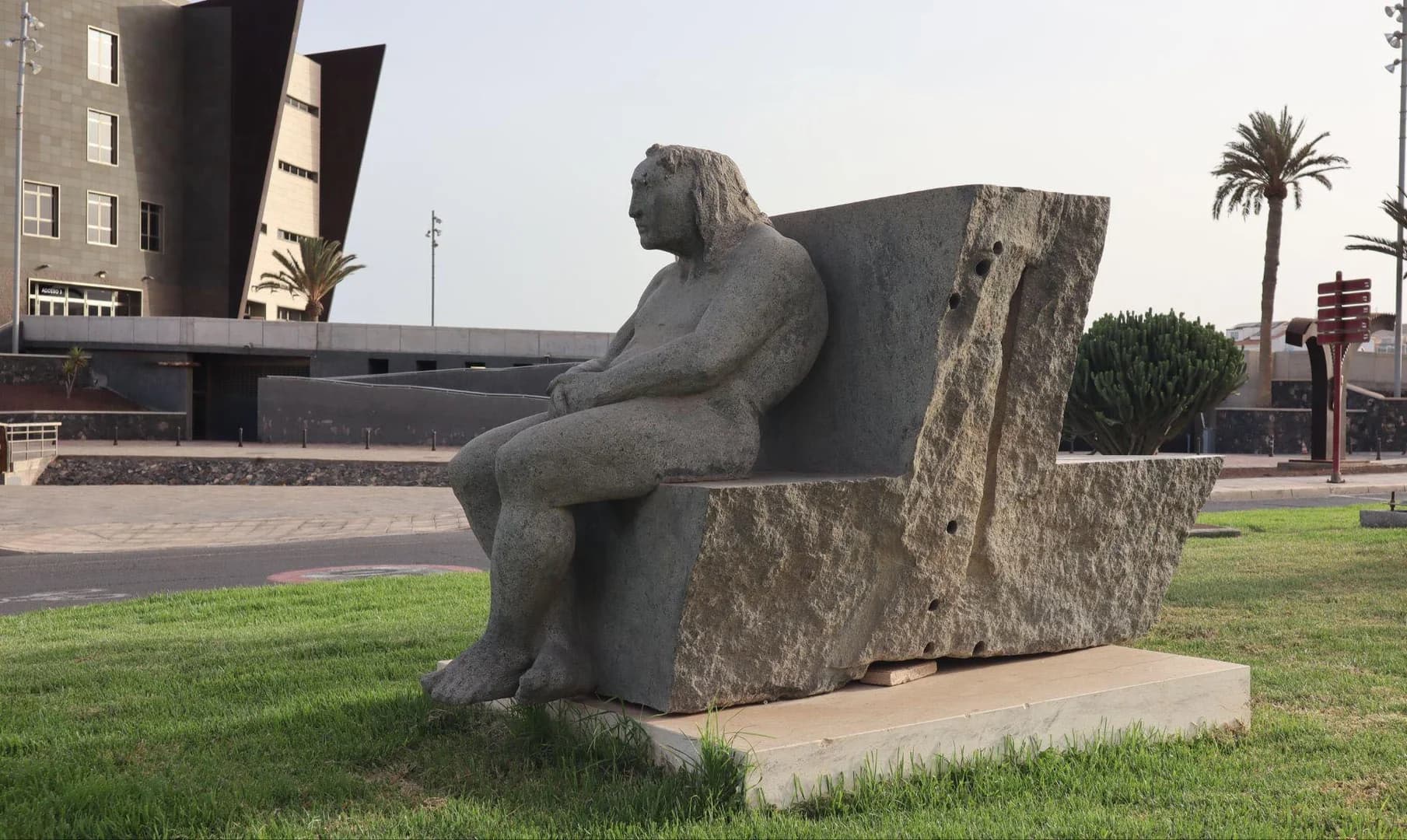 Dos figuras sentadas - Imagen 1